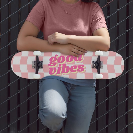 Good Vibes Girl Pastel Pink Weißes Schachbrett Mus Skateboard