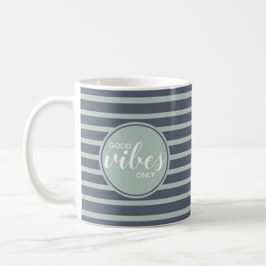 Good Vibes nur trendy Typografie Zitat Blue Green Kaffeetasse (Links)