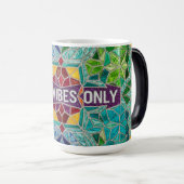 Good Vibes Only modern mosaic pattern ceramic mug Verwandlungstasse (VorderseiteRechts)
