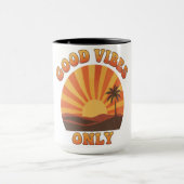 Good Vibes Only Mug – Retro Sunburst Positivity Cu Tasse (Zentrum)