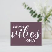 Good Vibes Only Positive Affirmation Cassis Lila Postkarte (Stehend Vorderseite)
