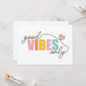Good Vibes Only Rainbow Heart Karte (Vorderseite/Rückseite Beispiel)