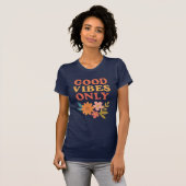 “Good Vibes Only – Retro Floral Glow Design” T-Shirt (Vorne ganz)