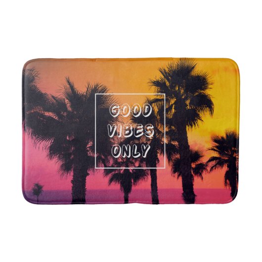 "Good Vibes Only", Tropical Beach Palms Sunset Badematte (Vorderseite)