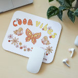 Good Vibes Retro Hippie Blume Butterfly Name Mousepad<br><div class="desc">Gute Vibes Retro Hippie Blume Butterfly Individuelle Name Mouse Pads bietet den Text "Good Vibes" in einer modernen Skripttypografie mit Schmetterlingen und Retro-Blume und personalisiert mit Ihrem individuelle Name am Fuß. Das perfekte Geschenk für Weihnachten,  Geburtstag,  Uni,  Freunde und vieles mehr. Entworfen von ©Evco Studio www.zazzle.com/store/evcostudio</div>