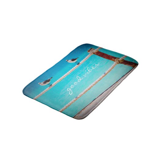 Good Vibes Zitat White Seagull Beach Birds Foto Badematte (Schrägansicht)