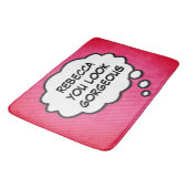 GORGEÖSER Personalisierter Spaß Pink Badematte (Schrägansicht)