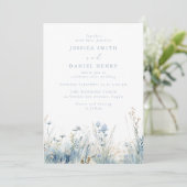 Gorgeous Blue Wildflower Meadow Wedding Einladung (Stehend Vorderseite)