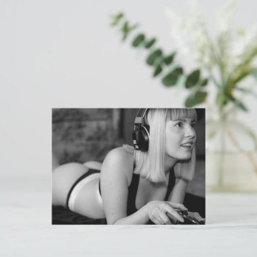 Gorgeous Girl spielt Videospiele Foto Postkarte (Stehend Vorderseite)