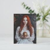 Gorgeous Red haired Woman With a Gold Skull Postkarte (Stehend Vorderseite)