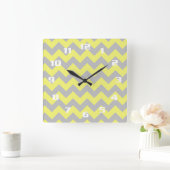 Gorgeous Yellow and Grey Chevron Pattern Quadratische Wanduhr (Zuhause)