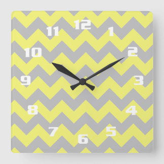 Gorgeous Yellow and Grey Chevron Pattern Quadratische Wanduhr