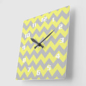 Gorgeous Yellow and Grey Chevron Pattern Quadratische Wanduhr (Winkel)