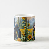 Gorilla Ape in einem Feld der Sonnenblumen Kaffeetasse (Mittel)