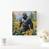 Gorilla Ape in einem Feld der Sonnenblumen Quadratische Wanduhr (Zuhause)