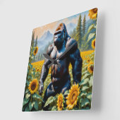 Gorilla Ape in einem Feld der Sonnenblumen Quadratische Wanduhr (Winkel)