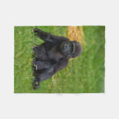 Gorilla Baby sitzt im Gras Fleecedecke (Vorderseite (Horizontal))