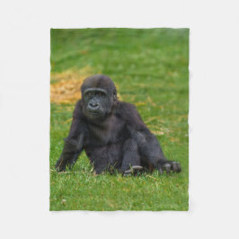 Gorilla Baby sitzt im Gras Fleecedecke