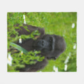 Gorilla Baby versteckt sich im Gras Fleecedecke (Vorderseite (Horizontal))