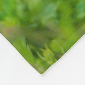 Gorilla Baby versteckt sich im Gras Fleecedecke (Ecke)