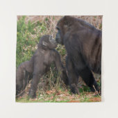 Gorilla Baby's Affektionate for Mum Wandteppich (Vorderseite)