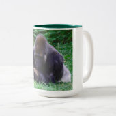 Gorilla beten zweifarbige tasse (VorderseiteRechts)