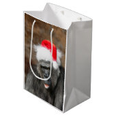 Gorilla Biddy in einem Weihnachtshut Mittlere Geschenktüte (Vorderseite Schrägansicht)