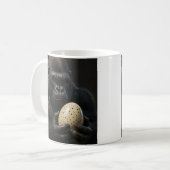 Gorilla Holding Egg Kaffeetasse (Vorderseite Links)
