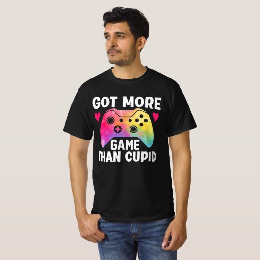 Got mehr Spiel als Cupid Valentine Video Game T-Shirt (Vorne ganz)