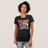 Got mehr Spiel als Cupid Valentine Video Game T-Shirt (Vorne ganz)