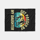 Got Ped By My Daughter Funny Ski Skiing Winter Mou Fleecedecke (Vorderseite (Horizontal))