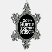 Got, um sich für dieses Muskel-Weiß zu drängen Schneeflocken Zinn-Ornament (Links)