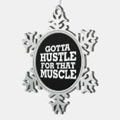 Got, um sich für dieses Muskel-Weiß zu drängen Schneeflocken Zinn-Ornament (Rechts)