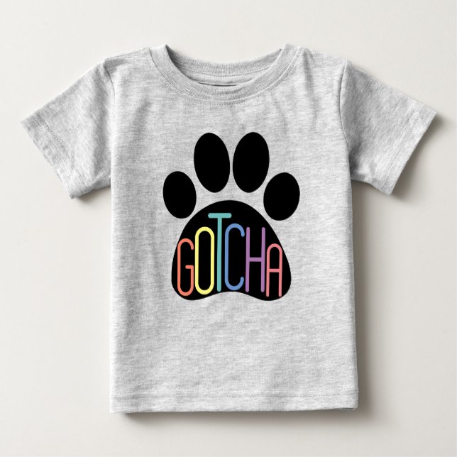 "Gotcha" Baby T - Shirt feiert Hunde-Adoption (Vorderseite)