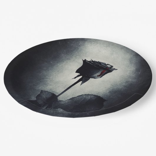 Goth Black Rose Dripping Blop auf Black Grunge Pappteller (Schrägansicht)