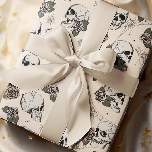 Goth Cream Skull und Blume Halloween Geschenkpapier