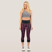 Goth Girl Pink Black Skulls Muster Cool Monogram Capri Leggings (Vorderseite)