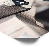 Goth Girl posiert mit Railroad Tracks Poster (Ecke)