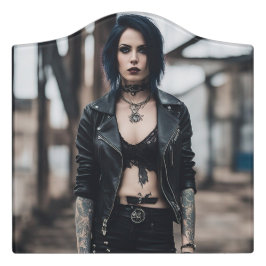 Goth Girl posiert vor der alten Brücke Türschild