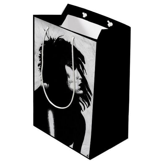Goth Goddess Portrait Originelle Kunst Schwarz-wei Mittlere Geschenktüte (Rückseite Schrägansicht)