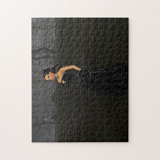 Goth Lady in einem Friedhofspuzzle Puzzle (Vertikal)