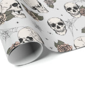 Goth Light Gray Skull und Blume Halloween Geschenkpapier (Rolleneckpunkt)