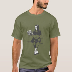 Goth Mädchen mit einem gruseligen bösen Kürbiskopf T-Shirt