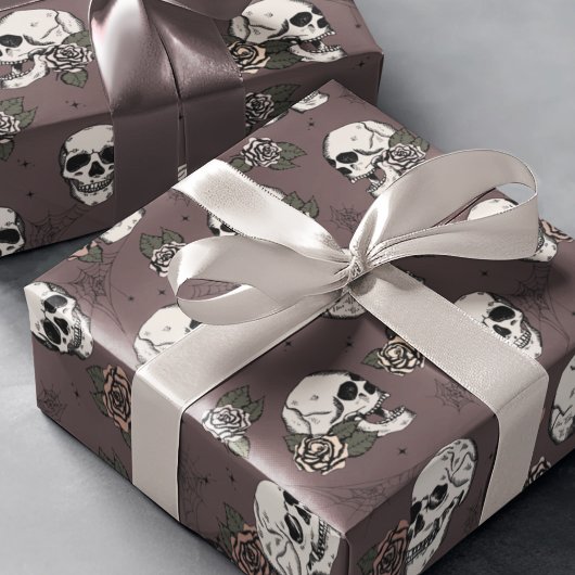 Goth Maroon Lila Skull und Blume Halloween Geschenkpapier