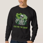 Goth St Patrick s Day Gothic  Kiss Me I m Irish Sweatshirt (Vorderseite)