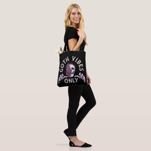 Goth Vibes Only Skull mit Blume Tasche (Am Model)