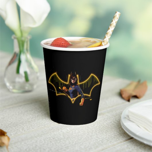 Gotham Knights Batgirl im Logo Pappbecher (In Situ)