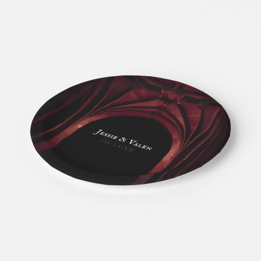 Gothic Arch Elegant Hochzeit Dunkelschwarz Rot Pappteller (Schrägansicht)