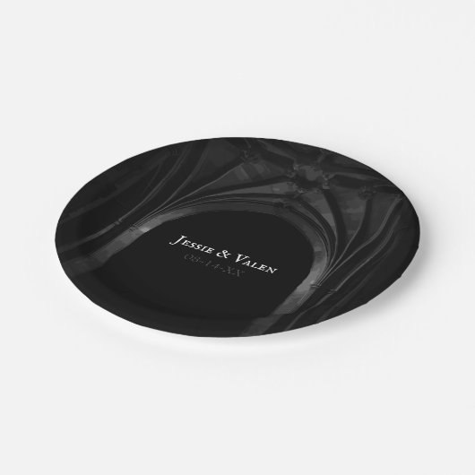 Gothic Arch Elegante Hochzeit Dunkelschwarz & Weiß Pappteller (Schrägansicht)