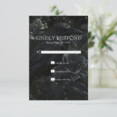 Gothic Black Floral Raven & Rose Wedding RSVP Karte (Stehend Vorderseite)